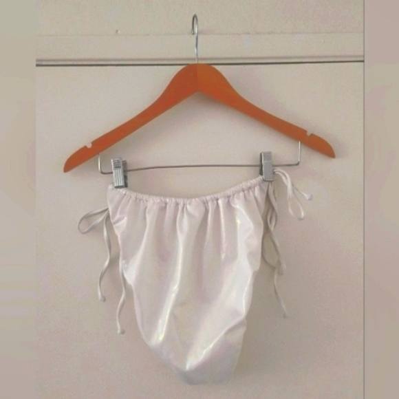 Good American Foiled Tiny Ties Bikini Bottom in Metallic White. Size 7 - Picture 6 of 13